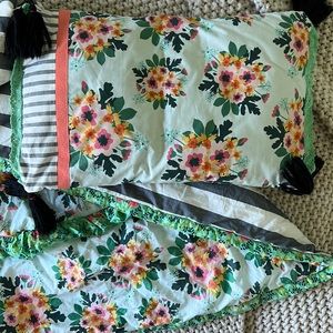 Queen comforter, 2 pillow shames & throw pillow. Matilda Jane/Joanna Gaines.